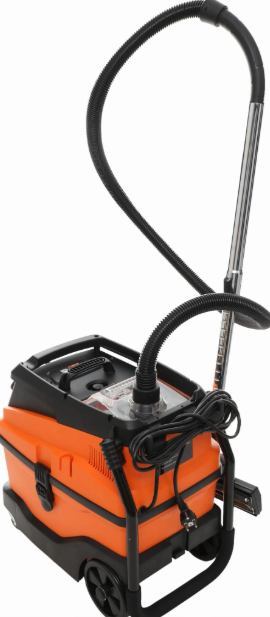 Pramoninis dulkių siurblys ant ratukų, oranžinis korpusas, juoda žarna ir metalinis strypas